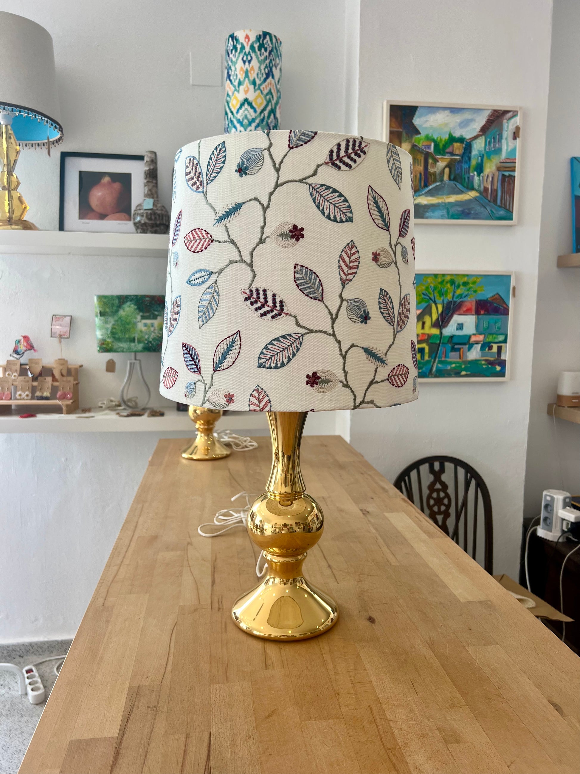 Luxus golden lamp base with floral pattern  emboridered lampshade