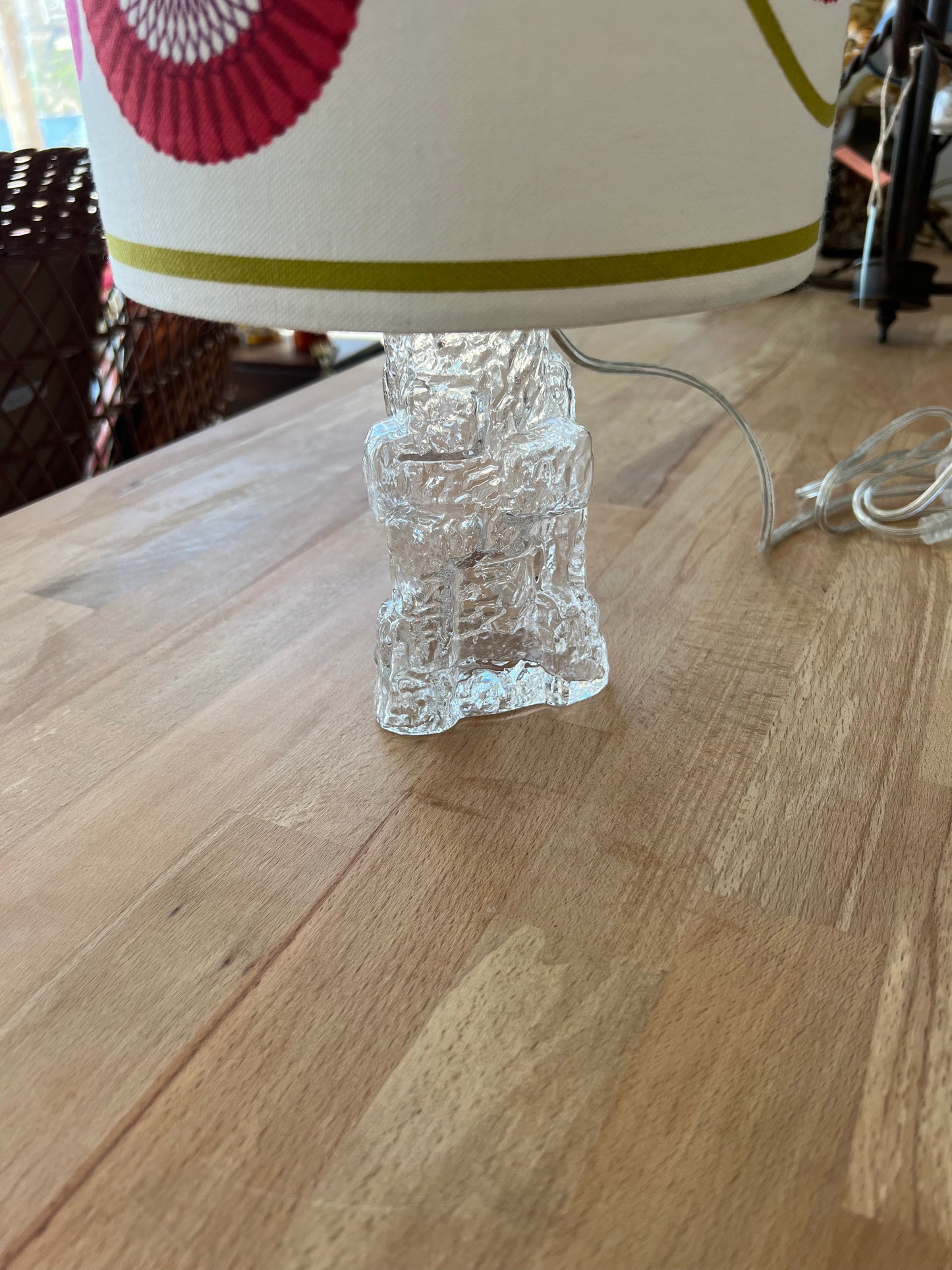 Lámpara de mesa de vidrio con textura de hielo distintiva