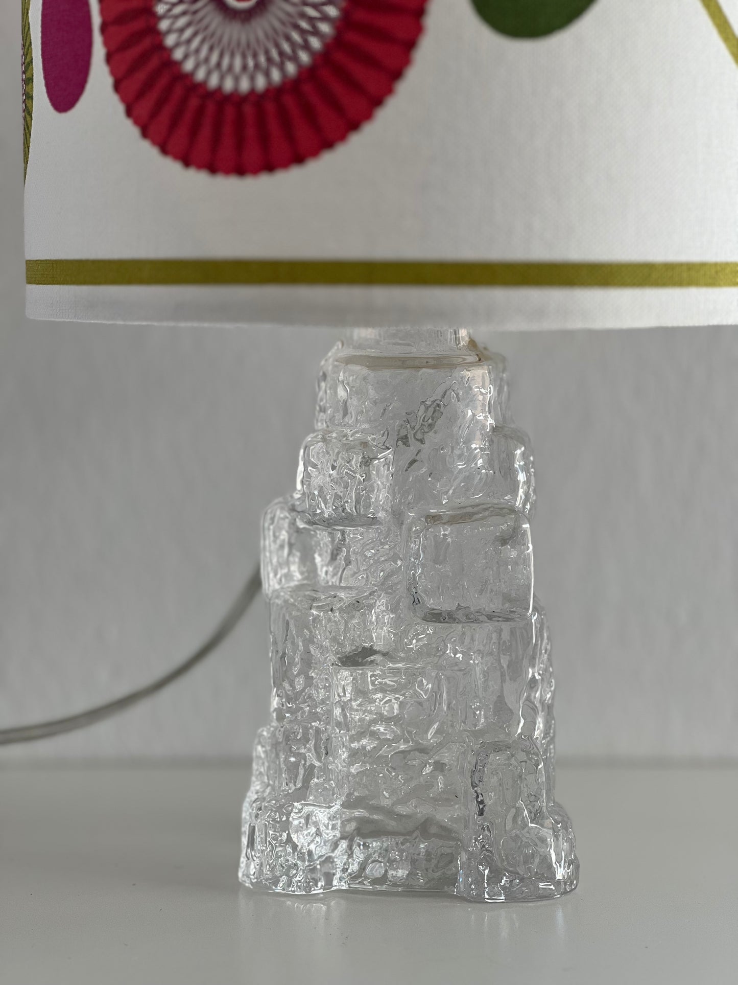 Lámpara de mesa de vidrio con textura de hielo distintiva